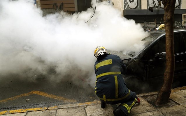 Βόλος: Φωτιά σε αυτοκίνητο εν κινήσει