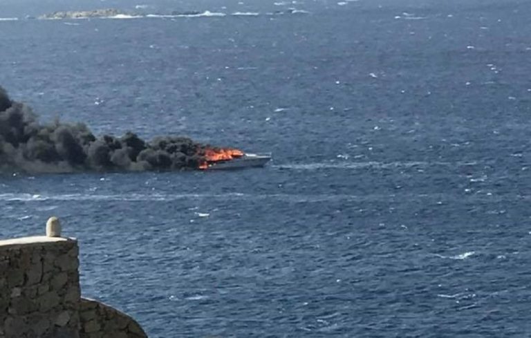 Φωτιά σε θαλαμηγό στη Μύκονο- Δύο επιβάτες έπεσαν στη θαλασσα