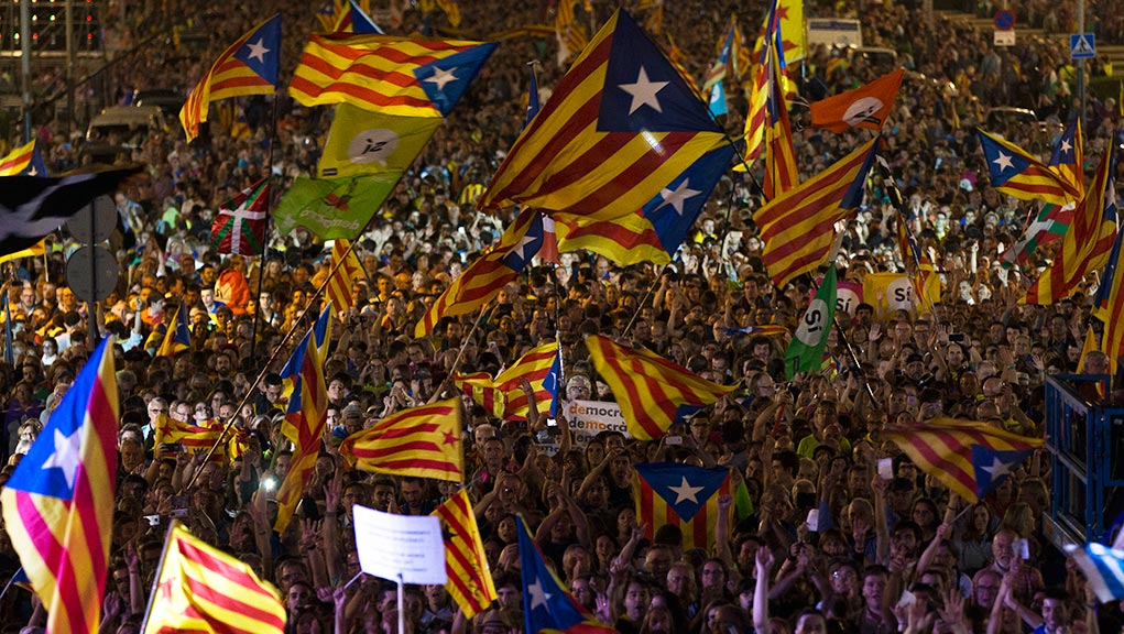 Καταλονία: Αψηφά τις πιέσεις της Μαδρίτης, εργάζεται σε μια διακήρυξη για την ανεξαρτησία