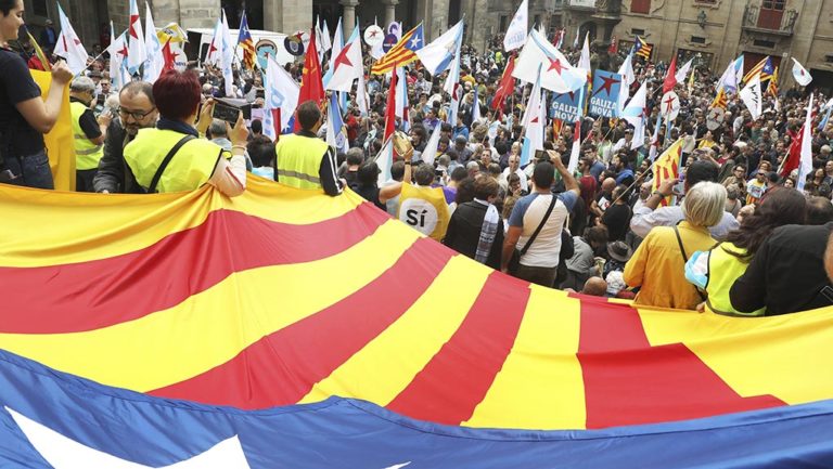 Αντίστροφη μέτρηση για το δημοψήφισμα στην Καταλονία – Αστυνομικοί αποκλεισμοί και καταλήψεις εκλογικών κέντρων (video)