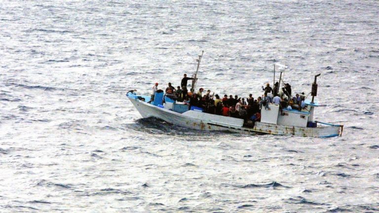 Εκατοντάδες μετανάστες αποβιβάστηκαν στο λιμάνι του Σαλέρνο