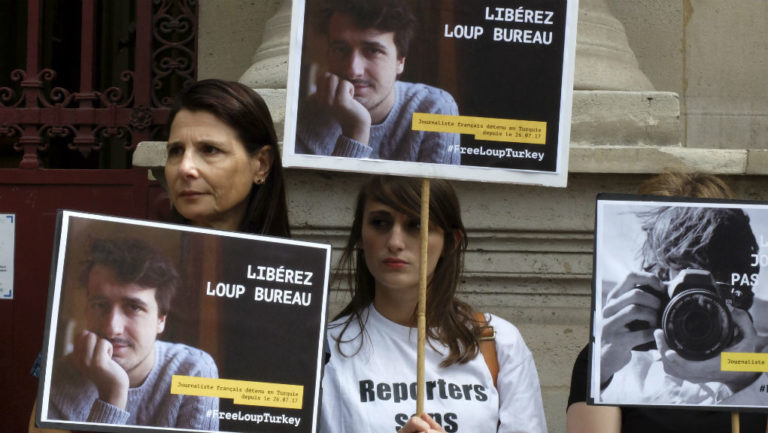 Στο Παρίσι ο δημοσιογράφος Λου Μπιρό που ήταν κρατούμενος στην Τουρκία