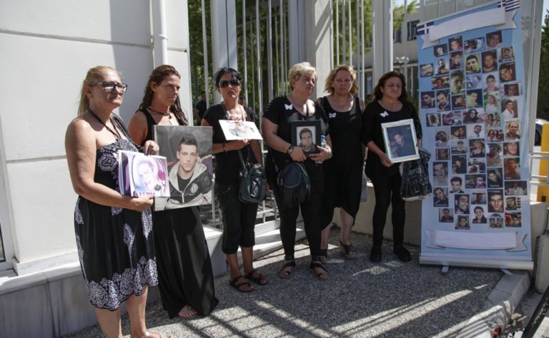 Συγκέντρωση διαμαρτυρίας μητέρων που έχασαν τα παιδιά τους σε τροχαίο
