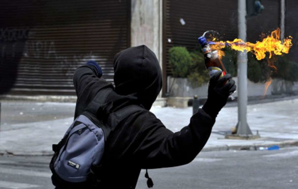 Επίθεση αγνώστων κατά αστυνομικών έξω από την Νομική Αθήνας