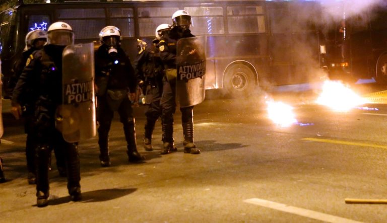 Θεσσαλονίκη: Άγνωστοι έριξαν μολότοφ σε λεωφορείο των ΜΑΤ