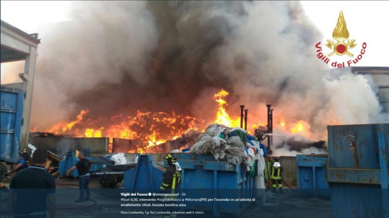 Ανησυχία για τοξικό νέφος από πυρκαγιά σε χώρο διάθεσης ειδικών αποβλήτων στην Ιταλία