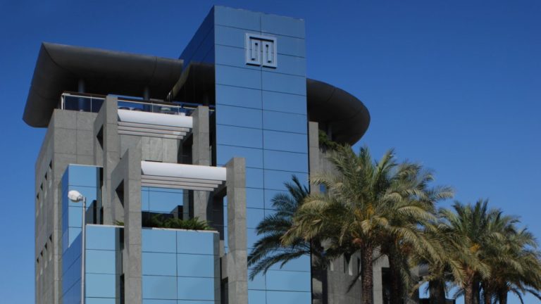 Αξιολόγηση και τουρισμός έφεραν καταθέσεις στις τράπεζες