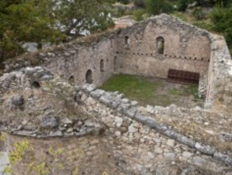 Η Περιφέρεια Πελοποννήσου αναστηλώνει την ιστορική Μητρόπολη Πραστού