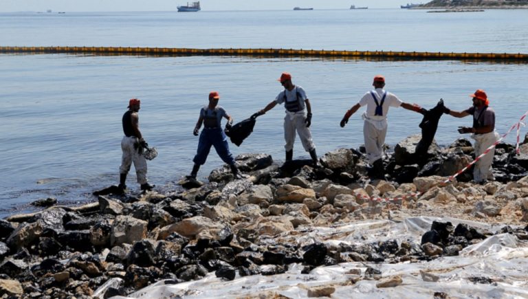 Συνεχίζεται η επιχείρηση απορρύπανσης στο Σαρωνικό (video)