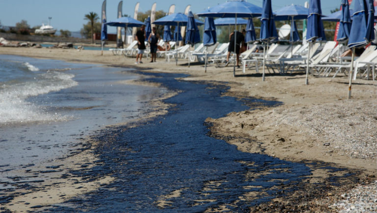 Συγκέντρωση σωματείων για το ναυάγιο και τη ρύπανση στο Σαρωνικό