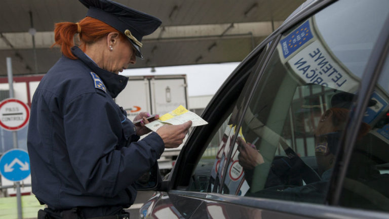 Παράταση επαναφοράς ελέγχων εντός της ζώνης Σένγκεν προτείνει η Κομισιόν