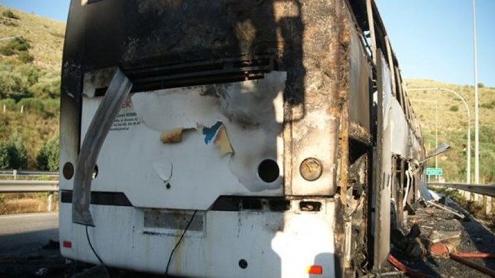 Κάηκε ολοσχερώς λεωφορείο που μετέφερε μαθητές