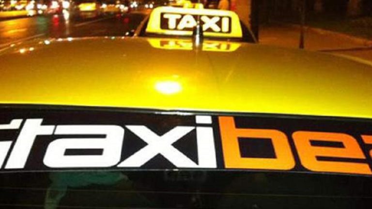 Ο Κυριάκος Μητσοτάκης κατά της κυβέρνησης για το taxi beat