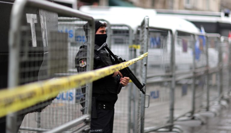 Όχημα της αστυνομίας χτυπήθηκε από βόμβα στη νότια Τουρκία
