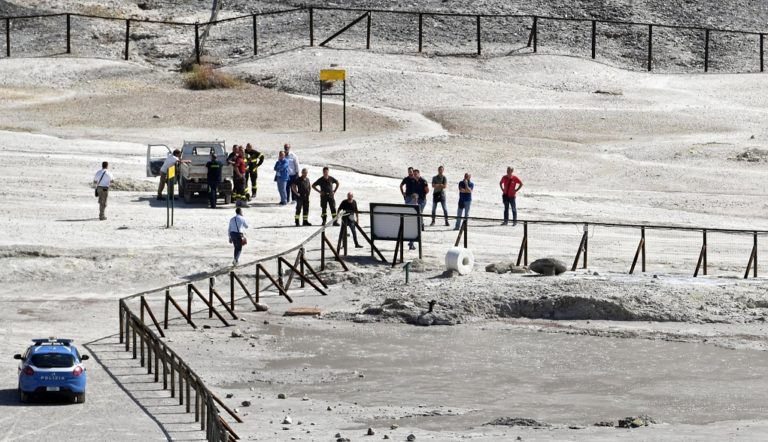 Νεκροί ζευγάρι Ιταλών και ο γιος τους – Έπεσαν σε κρατήρα ηφαιστείου