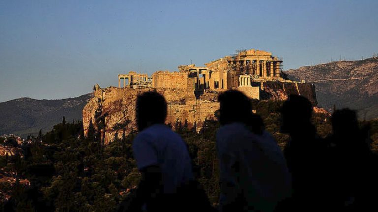 Τα διεθνή ΜΜΕ για την επίσκεψη Μακρόν