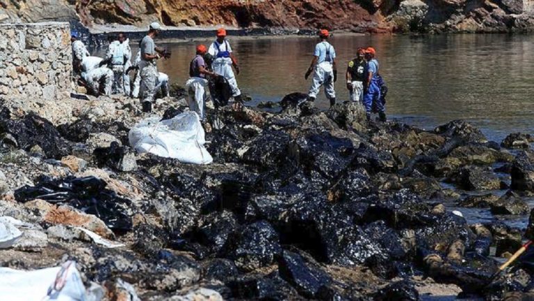 Από άλλο δεξαμενόπλοιο η απάντληση – Ελεύθερος ο πλοίαρχος του «Lassea»
