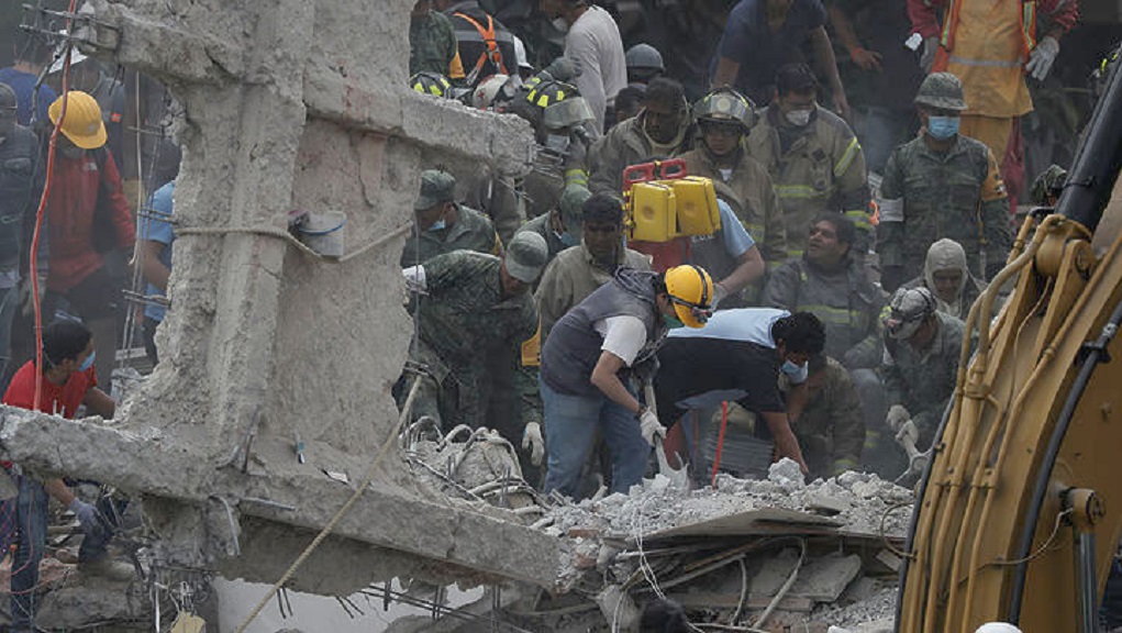 Μεξικό: Αγωνιώδεις προσπάθειες για τους εγκλωβισμένους στα ερείπια  (video)