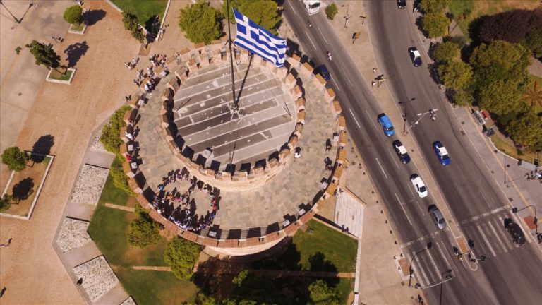 Το σύμβολο της Ειρήνης σχημάτισαν πρόσφυγες στον Λευκό Πύργο
