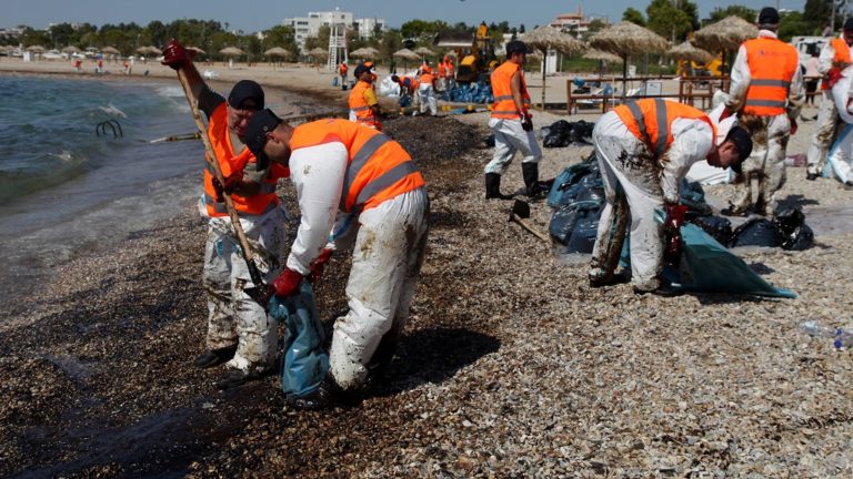 Σαρωνικός: Εντατικές προσπάθειες για περιορισμό της πετρελαιοκηλίδας (video)