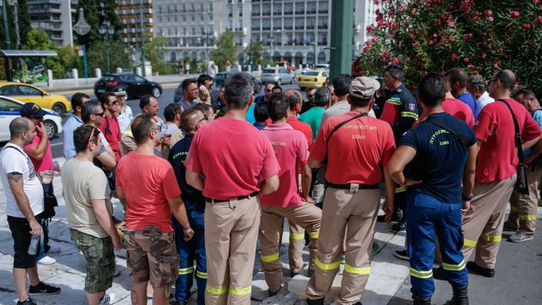 Συγκέντρωση των συμβασιούχων πυροσβεστών στο Σύνταγμα