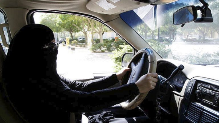 Σαουδική Αραβία: Δίνεται επιτέλους στις γυναίκες το δικαίωμα να οδηγούν