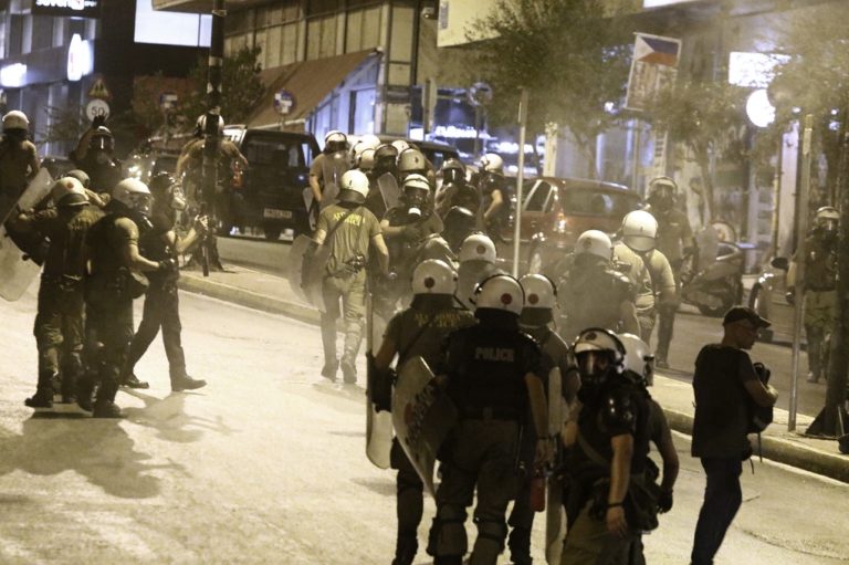 Πέντε συλλήψεις για τα επεισόδια έξω από τα γραφεία της Χρυσής Αυγής