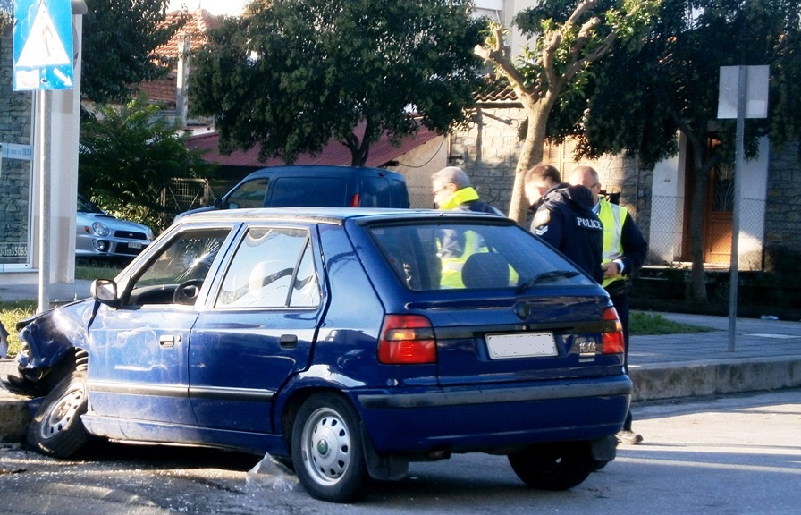 Τρίκαλα: Σφοδρή σύγκρουση οχημάτων μετά από παραβίαση STOP