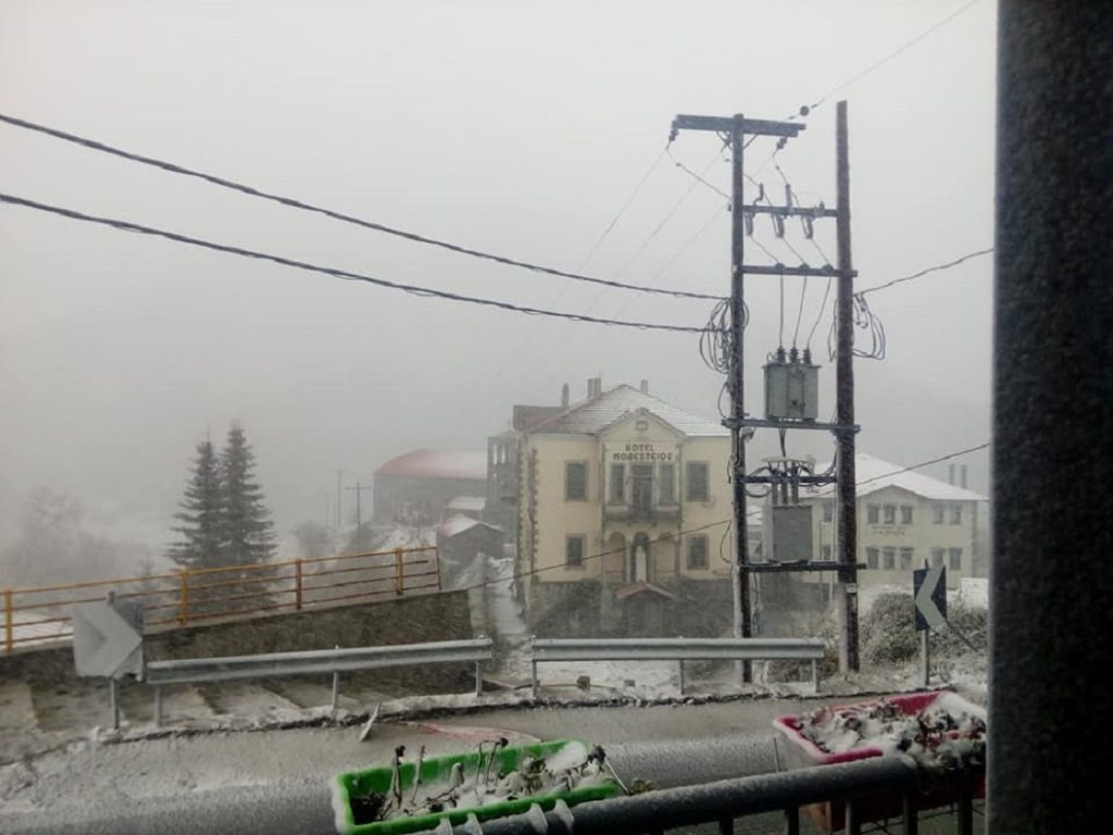 Χιονόπτωση αυτή την ώρα στην Ε.Ο. Φλώρινας – Καστοριάς