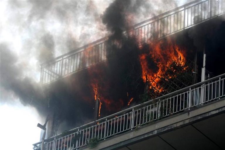 Βόλος: Φωτιά σε μονοκατοικία στην οδό Ιωλκού