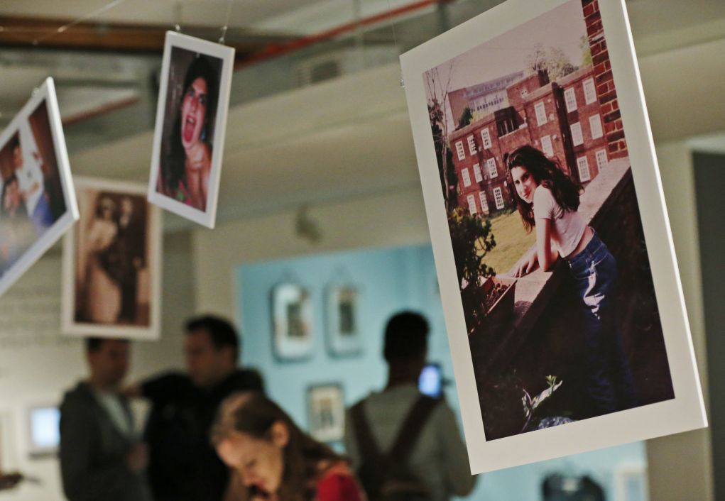 Στο Εβραϊκό Μουσείο της Αυστραλίας “ταξίδεψε” η έκθεση αφιερωμένη στην Amy Winehouse