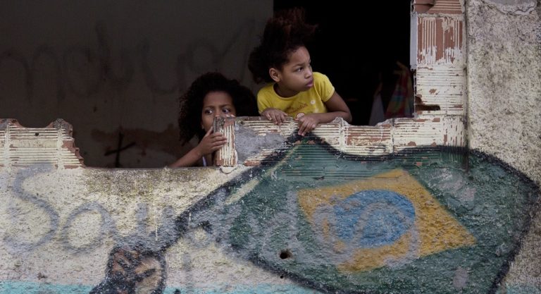 ‘Εκαψε έξι παιδιά και μια νηπιαγωγό στη Βραζιλία (video)