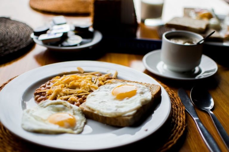 Έρευνα: Κίνδυνο αθηροσκλήρωσης αντιμετωπίζουν όσοι δεν τρώνε πρωινό