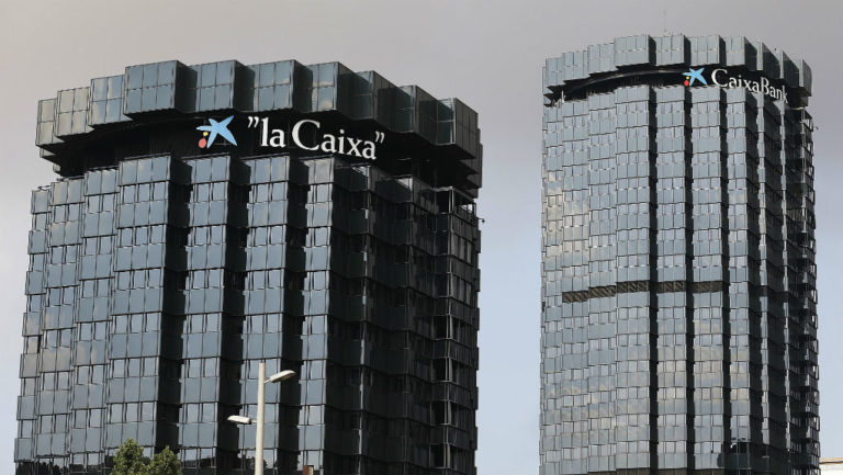 Μετά την Banco de Sabadell και η Caixabank μεταφέρεται εκτός Καταλονίας