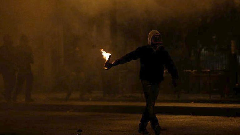 Επιθέσεις με μολότοφ εναντίον διμοιριών των ΜΑΤ τη νύχτα στα Εξάρχεια