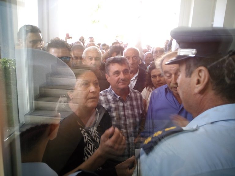 Στριμωγμένοι στην είσοδο της ΠΙΝ οι Λευκιμιώτες