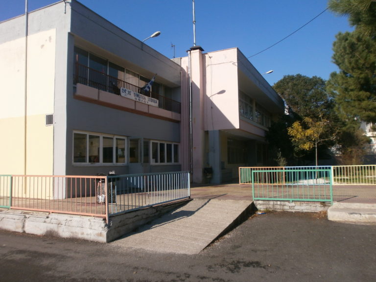 Βάφονται εξωτερικά σχολεία του Βόλου, λόγω υβριστικών συνθημάτων