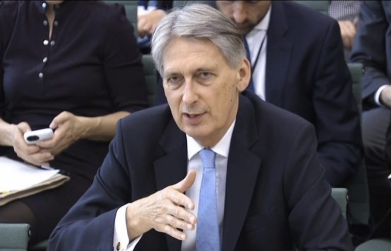 Ανοικτό το ενδεχόμενο μη συμφωνίας για το Brexit δηλώνει ο Φ. Χάμοντ