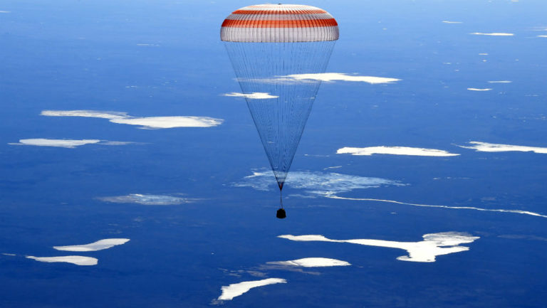 Xωρίς συνέπειες για το πλήρωμα η αποσυμπίεση που υπέστη το Soyuz MS-02 κατά την προσγείωση