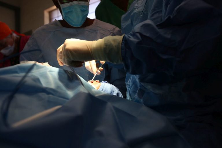 Έρευνα: Ελαφρώς μικρότερη η θνησιμότητα των ασθενών που χειρουργούνται από γυναίκες