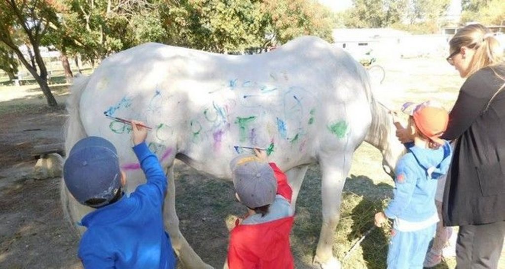 Έβαλαν νήπια να ζωγραφίσουν επάνω σε άλογο σε παιδικό σταθμό