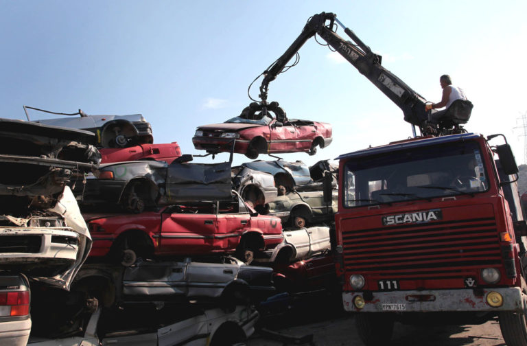 Την εναλλακτική διαχείριση και μεταφορά εγκαταλειμμένων οχημάτων ενέκρινε το Δημοτικό Συμβούλιο