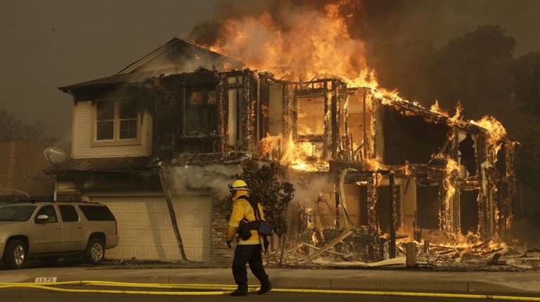 Μαίνονται οι φονικές πυρκαγιές στην Καλιφόρνια (video)