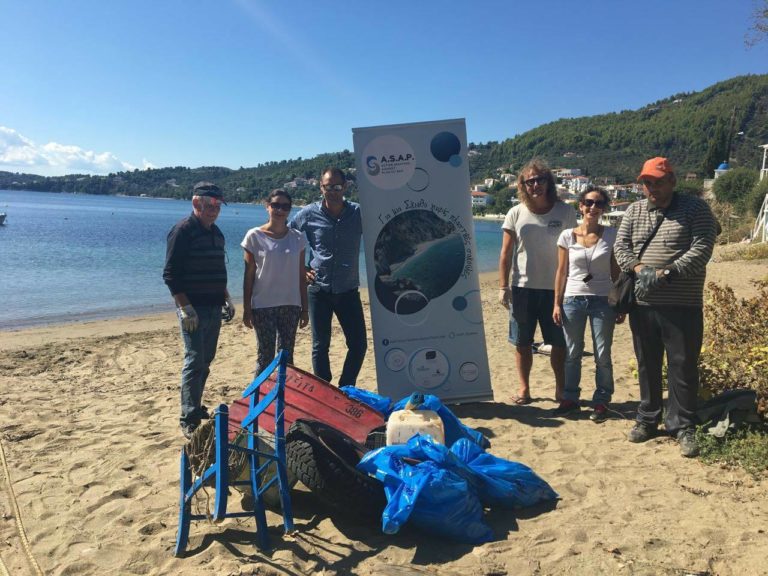 Η Σκιάθος απομακρύνεται από την πλαστική σακούλα