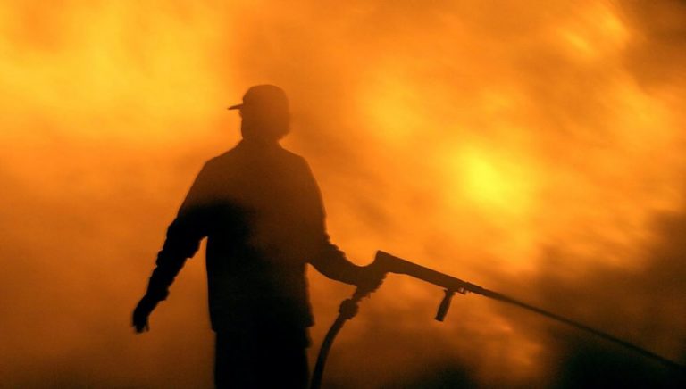 Κρήτη: Γενναία μάχη με τις φλόγες δίνουν οι πυροσβέστες (video)