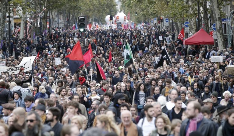 «Παρέλυσε» ο δημόσιος τομέας στη Γαλλία – Στους δρόμους πάνω από 400.000 διαδηλωτές