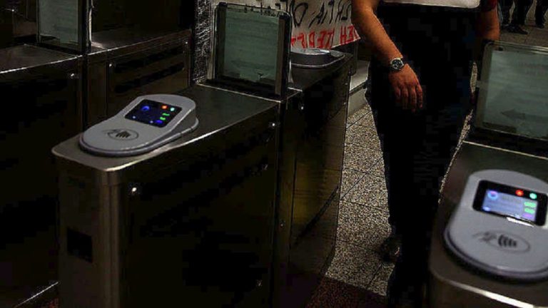 Κλείνουν οι μπάρες του μετρό- Σε πλήρη εφαρμογή το ηλεκτρονικό εισιτήριο
