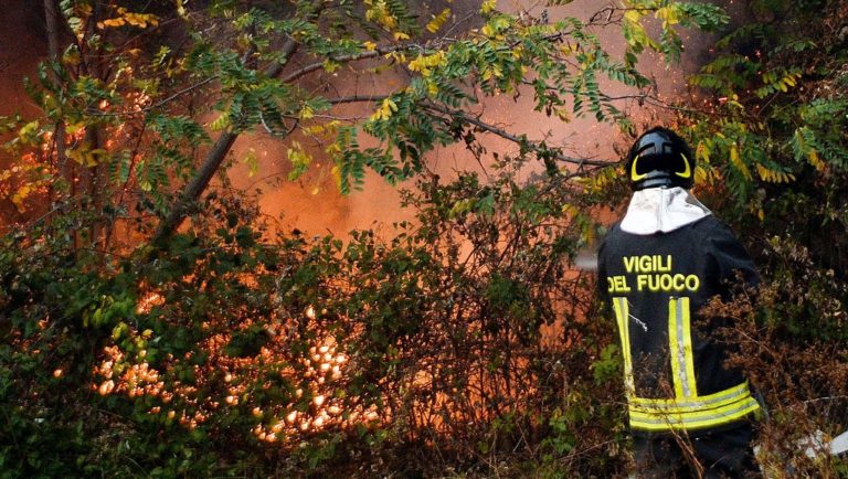 Δασικές πυρκαγιές σαρώνουν το βορειοδυτικό τμήμα της Ιταλίας