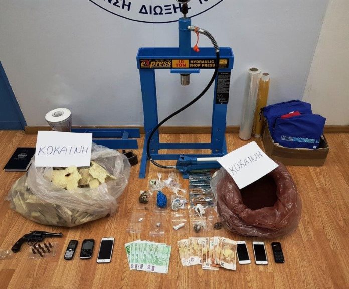 Τέσσερις συλλήψεις για τα 10,6 κιλά κοκαΐνης στον Τύρναβο