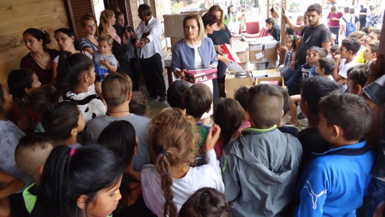 Μοίρασαν ρούχα και παπούτσια σε μαθητές Ρομά